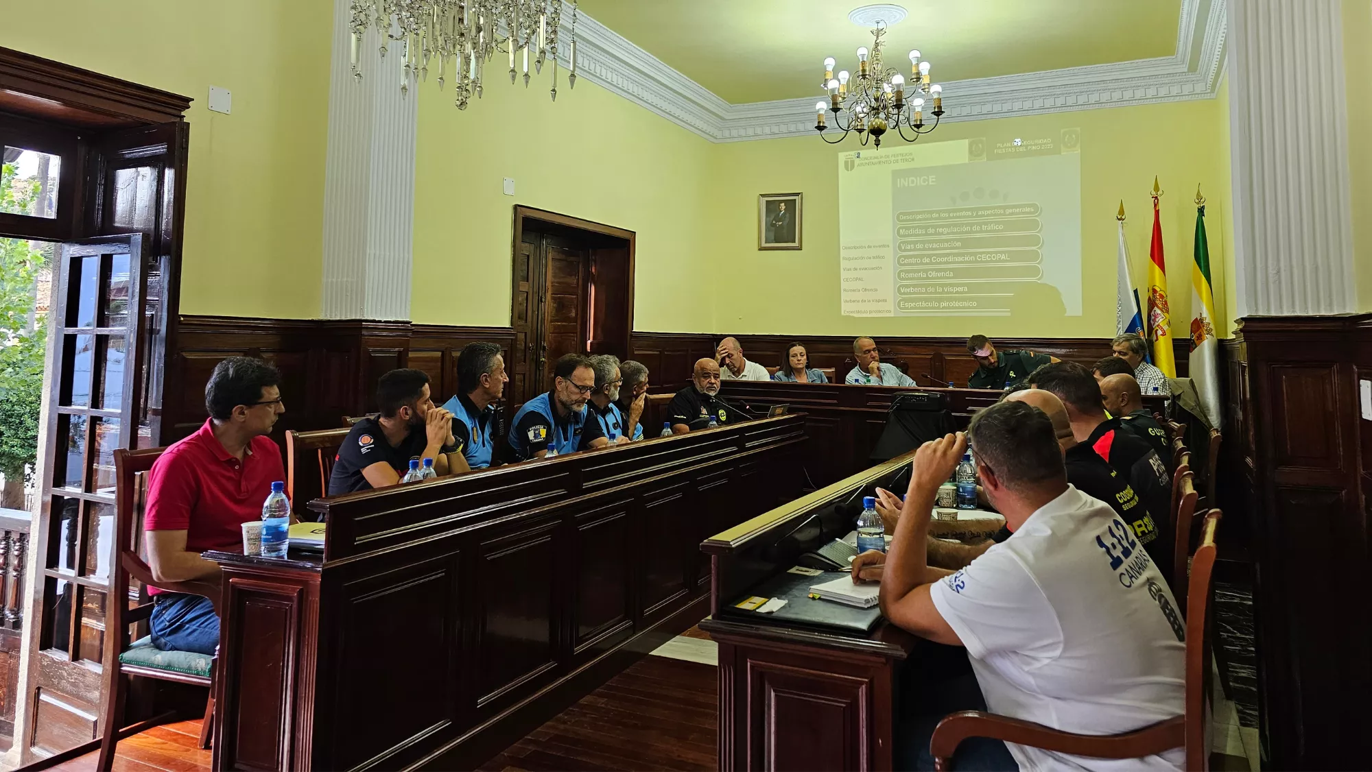 Reunión en el Ayuntamiento de Teror para poner a punto el Plan de Seguridad para las Fiestas / AYUNTAMIENTO DE TEROR