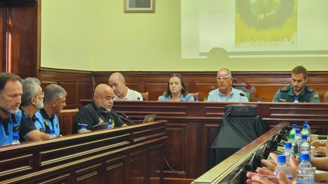 El alcalde de Teror, Sergio Nuez, se ha reunido con más de 40 representantes de distintos dispositivos que participan en las Fiestas del Pino / AYUNTAMIENTO DE TEROR El alcalde de Teror, Sergio Nuez, se ha reunido con más de 40 representantes de distintos dispositivos que participan en las Fiestas del Pino / AYUNTAMIENTO DE TEROR