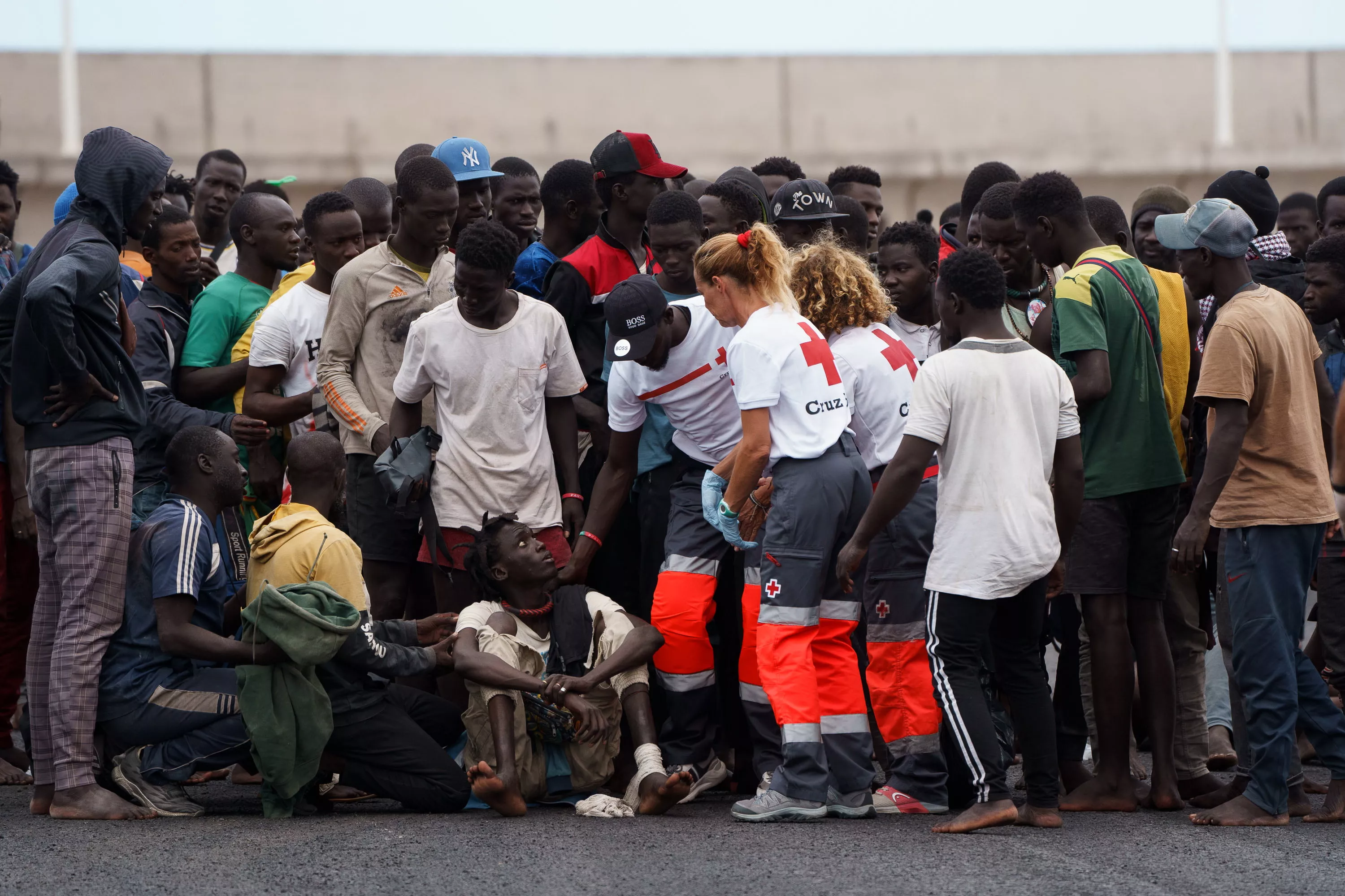 Personas rescatadas en el cayuco que ha arribado este lunes al sur de Tenerife. / RAMÓN DE LA ROCHA-EFE
