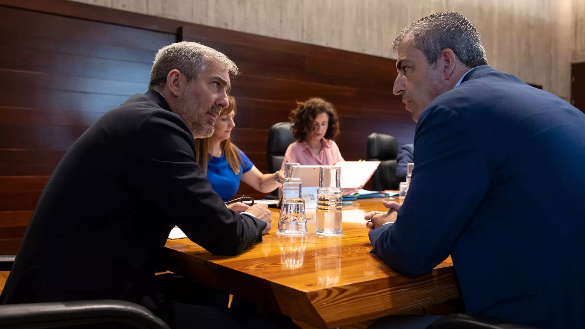 El presidente del Gobierno de Canarias, Fernando Clavijo (i), tras denunciar un agujero de 550 millones en la Sanidad canaria, conversa con el vicepresidente y consejero de Economía, Industria, Comercio y Autónomos, Manuel Domínguez (d). / MIGUEL BARRETO-EFE