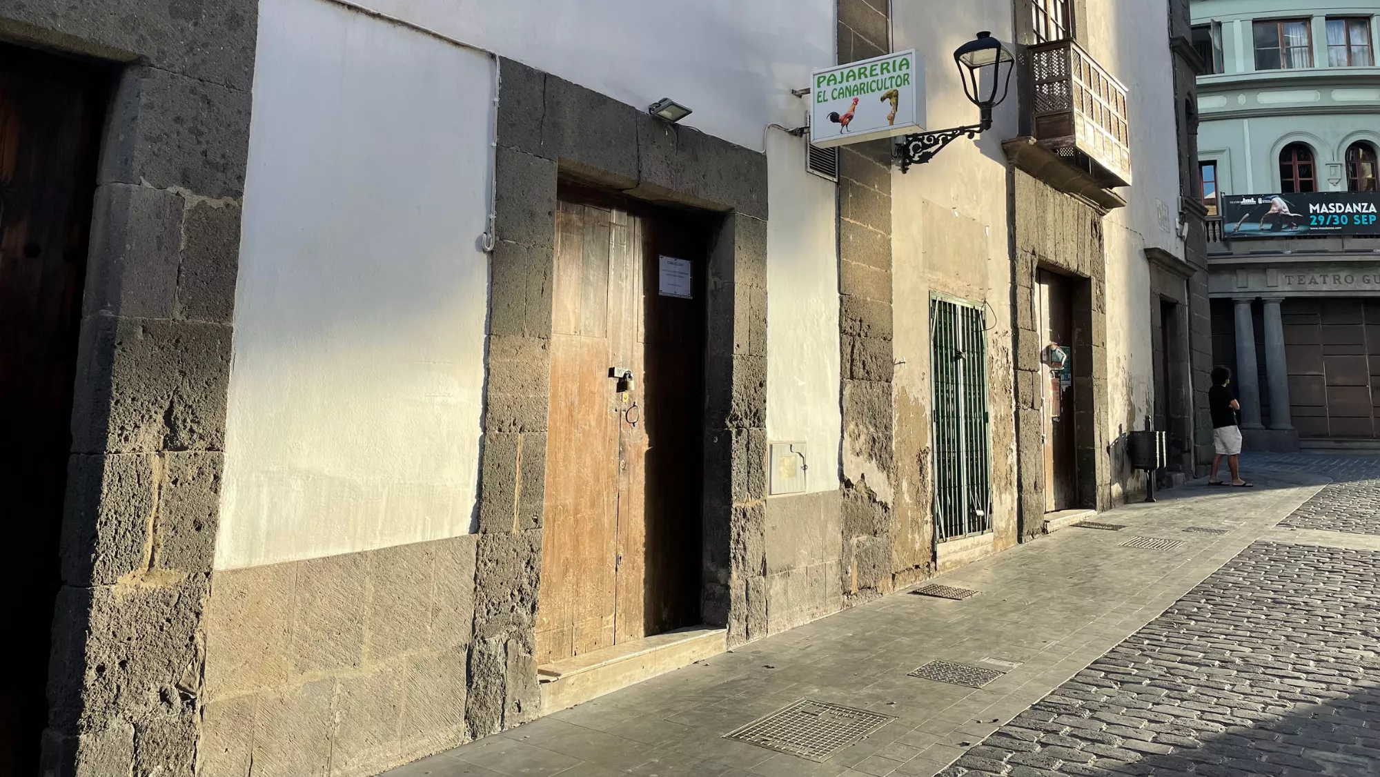 La Pajarería El Canaricultor, sin gallos en la puerta, cerrada este lunes. / AH
