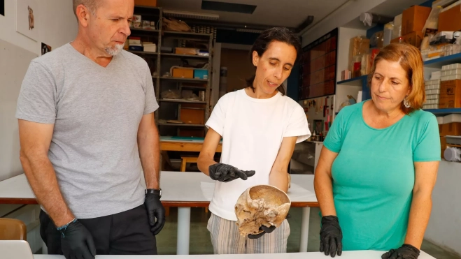  La conservadora del Museo, Teresa Delgado (c), y los arqueólogos Javier Velasco (i) y Verónica Alberto (d), autores del descubrimiento/ EFE - ELVIRA URQUIJO