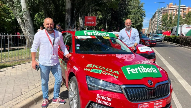 Carlos Álamo, consejero de Turismo de Gran Canaria, y Aridany Romero, consejero de Deportes, junto a uno de los vehículos de la organización de La Vuelta. / AH
