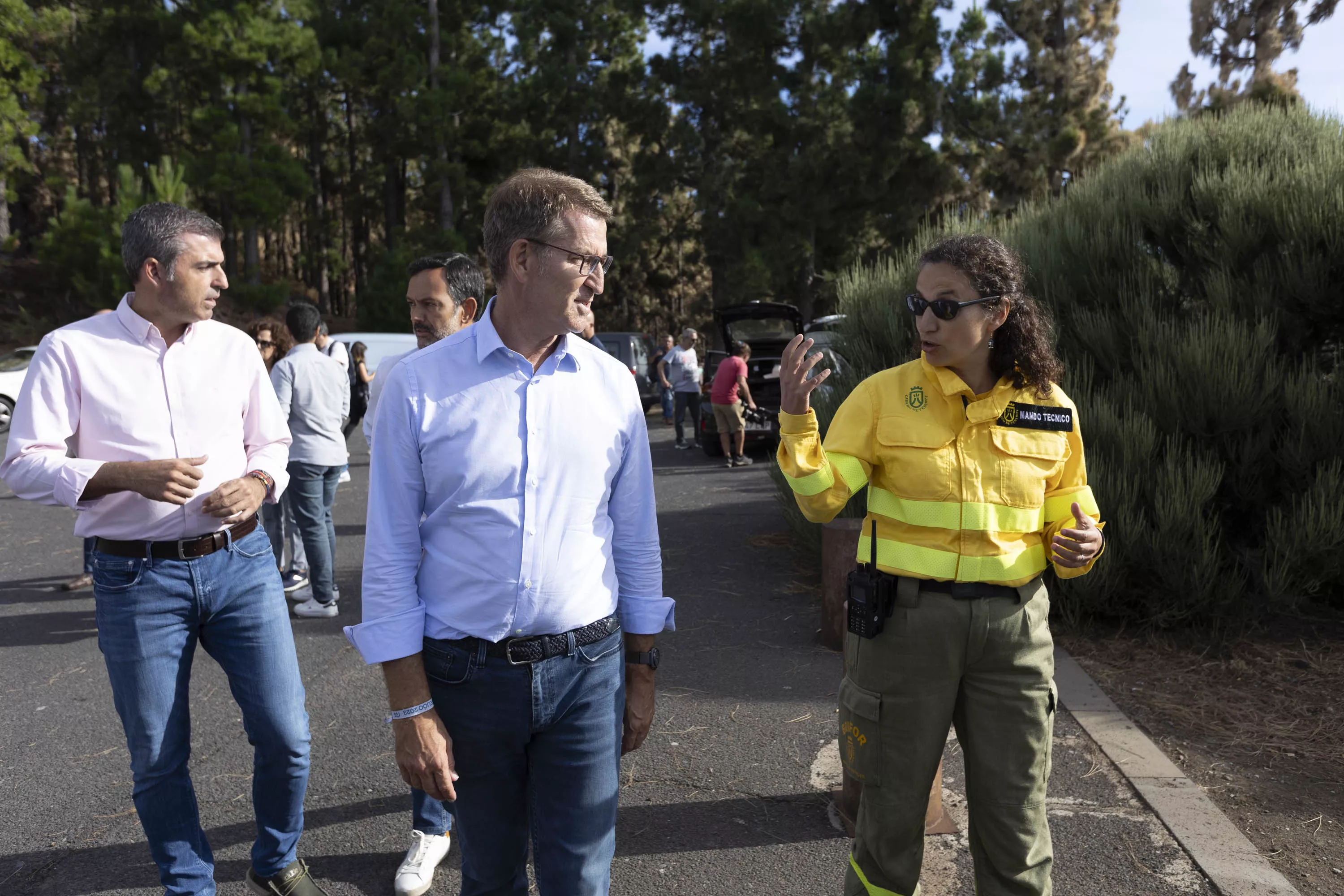  El presidente del PP, Alberto Núñez Feijóo (c), acompañado por el vicepresidente del Ejecutivo autonómico, Manuel Domínguez, el vicepresidente del Cabildo de Tenerife, Lope Afonso, y miembros de las brigadas forestales. / MIGUEL BARRETO-EFE