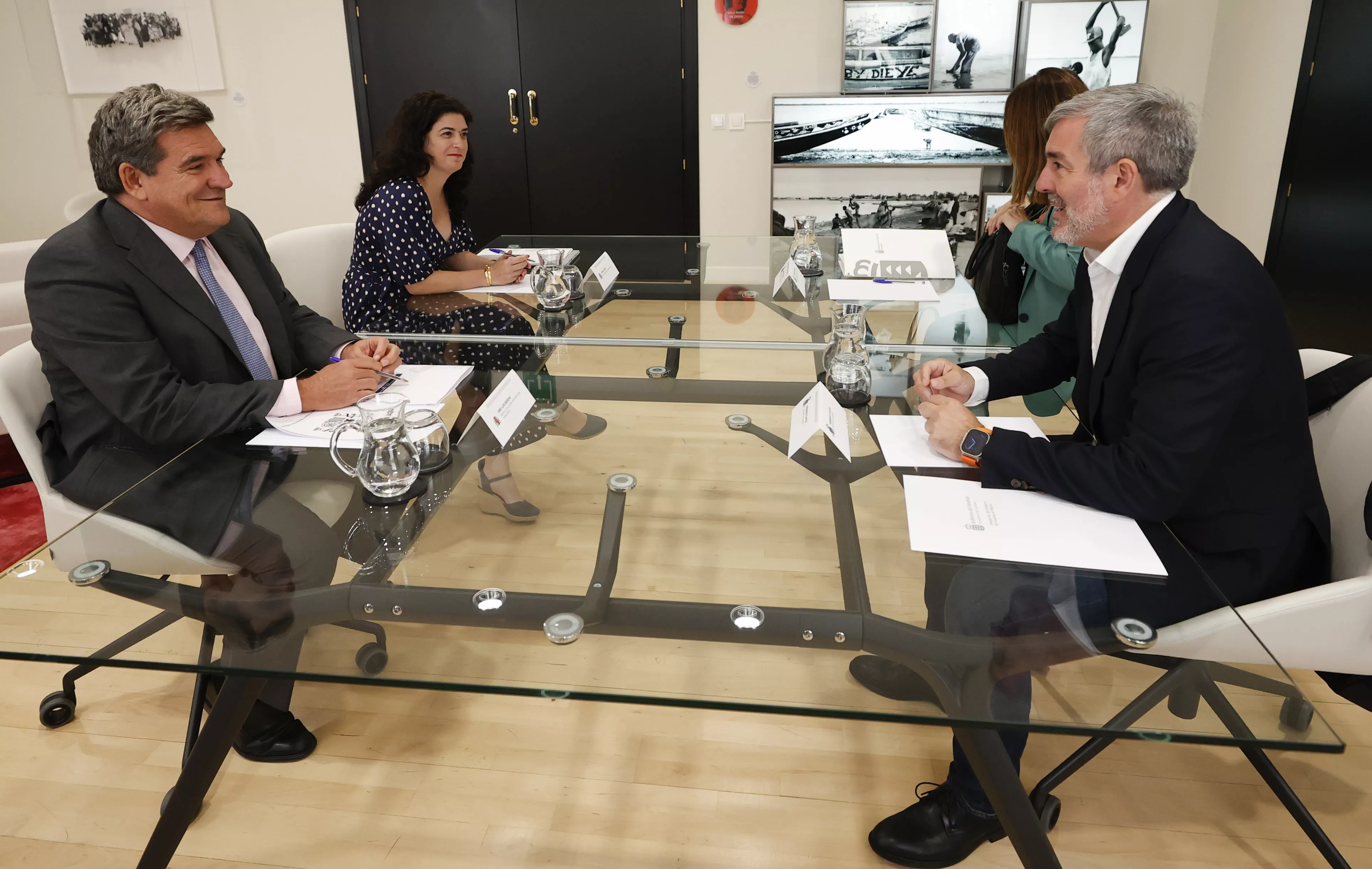 Escrivá y Clavijo, durante la reunión sobre inmigración que mantuvieron este martes. / JAVIER LIZÓN-EFE