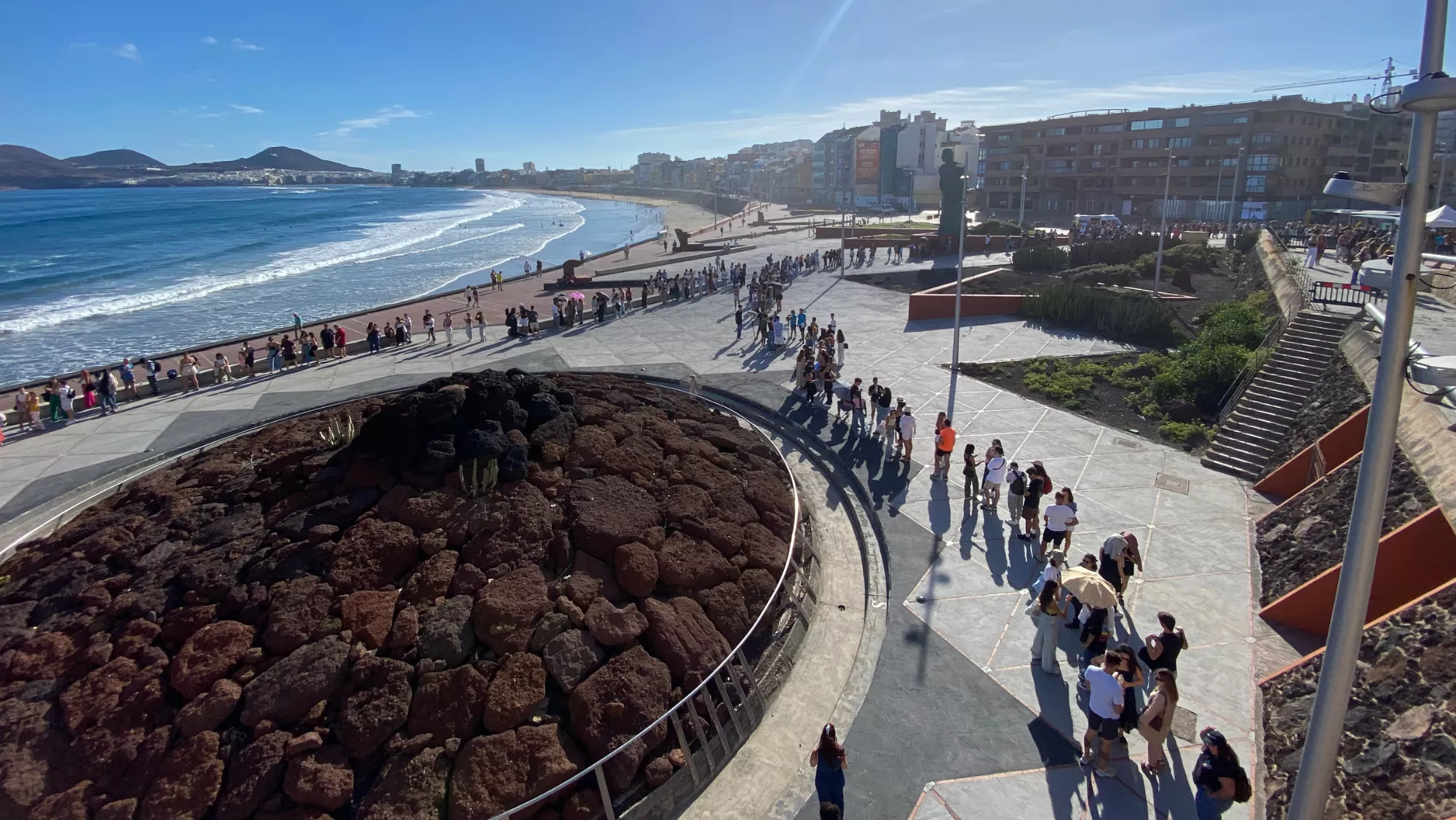 Cola del casting de OT en las afueras del Alfredo Kraus / ATLÁNTICO HOY - IRENE CARTAYA