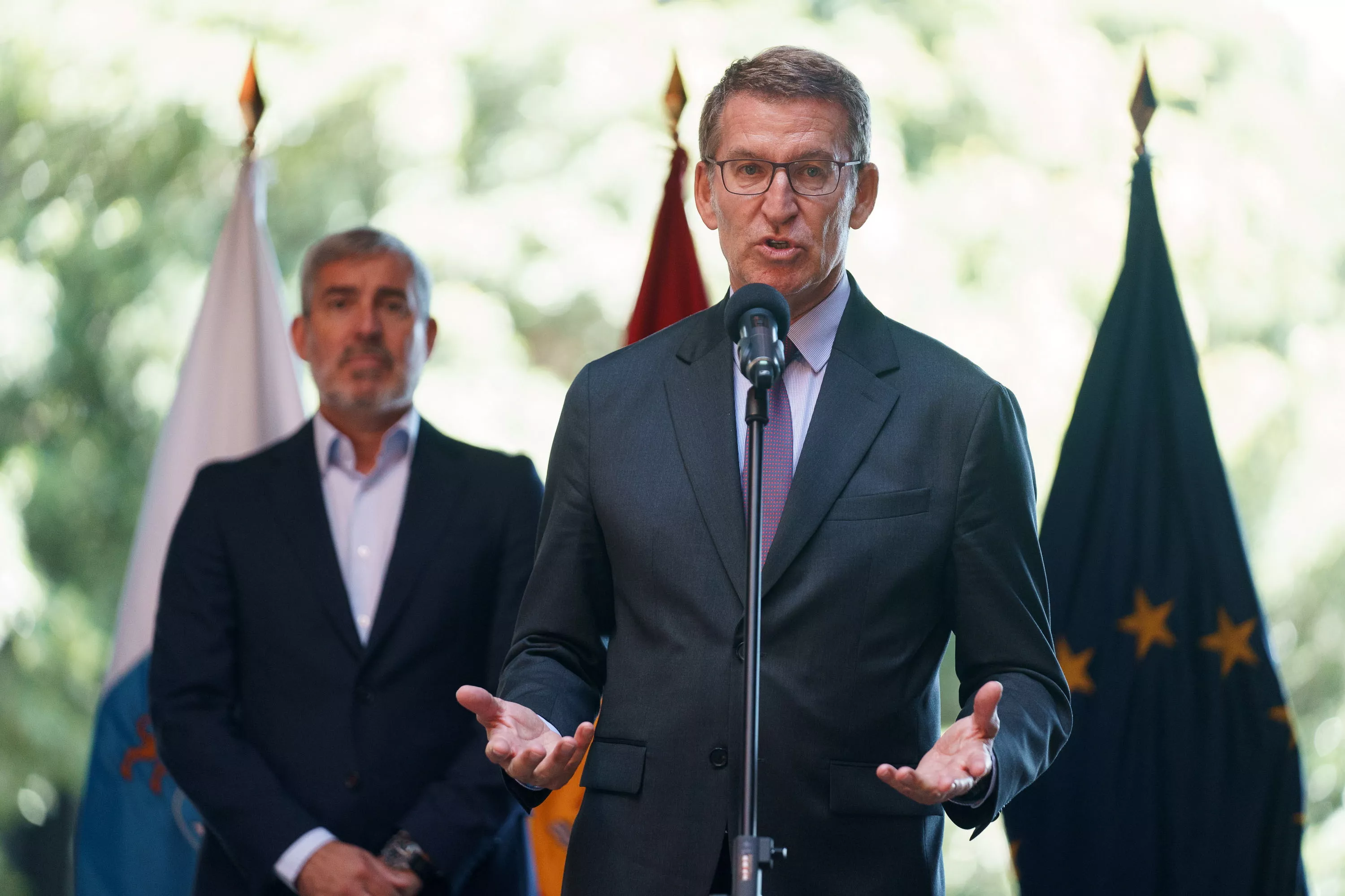 El líder popular, Alberto Núñez Feijóo, en un primer plano, junto al presidente del Gobierno de Canarias y secretario general de Coalición Canaria, Fernando Clavijo. / RAMÓN DE LA ROCHA-EFE El líder popular, Alberto Núñez Feijóo, en un primer plano, junto al presidente del Gobierno de Canarias y secretario general de Coalición Canaria, Fernando Clavijo. / RAMÓN DE LA ROCHA-EFE