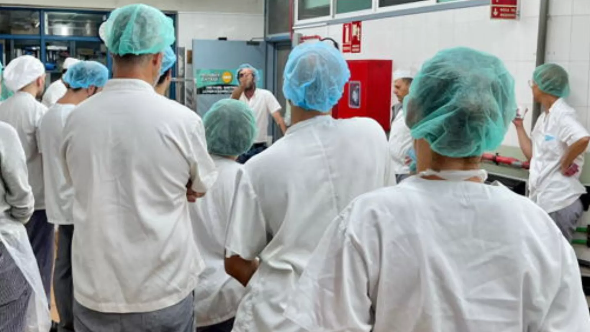 Trabajadores del servicio de cocina del HUC durante una reunión. / INTERSINDICAL CANARIA
