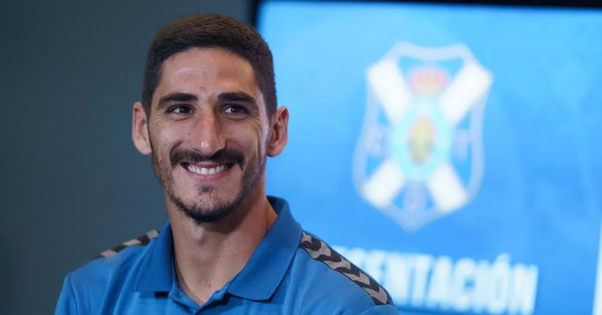 Yann Bodiger, sonriente durante su presentación en la sede de CaixaBank en Santa Cruz de Tenerife./ EFE RAMÓN DE LA ROCHA.