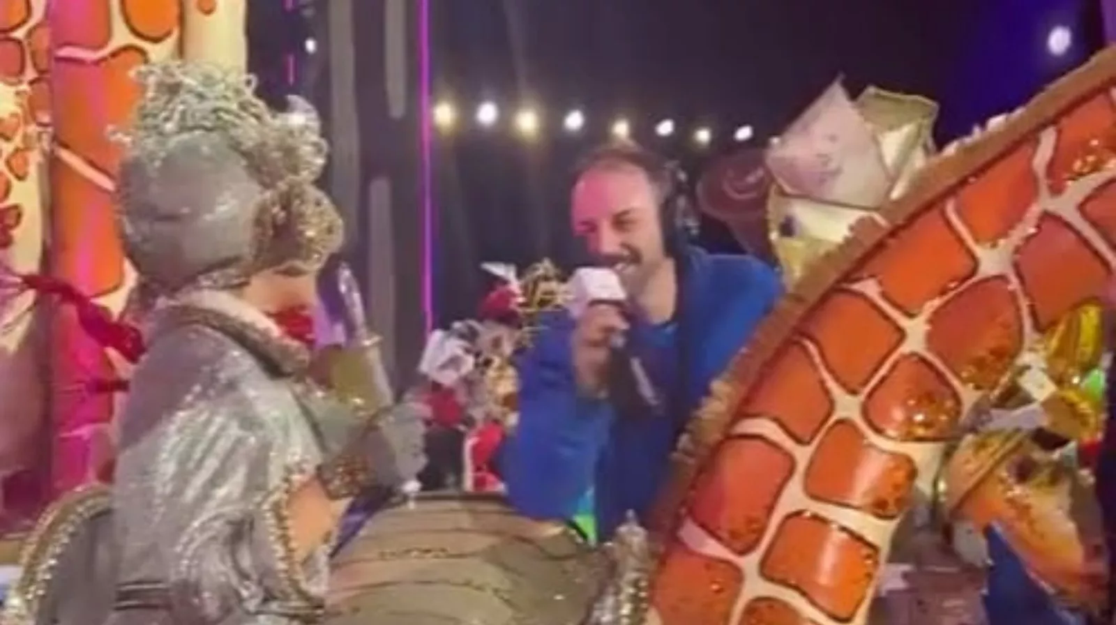 Foto de una entrevista del Grupo EnMascarada a una reina infantil del carnaval. / GRUPO ENMASCARADA