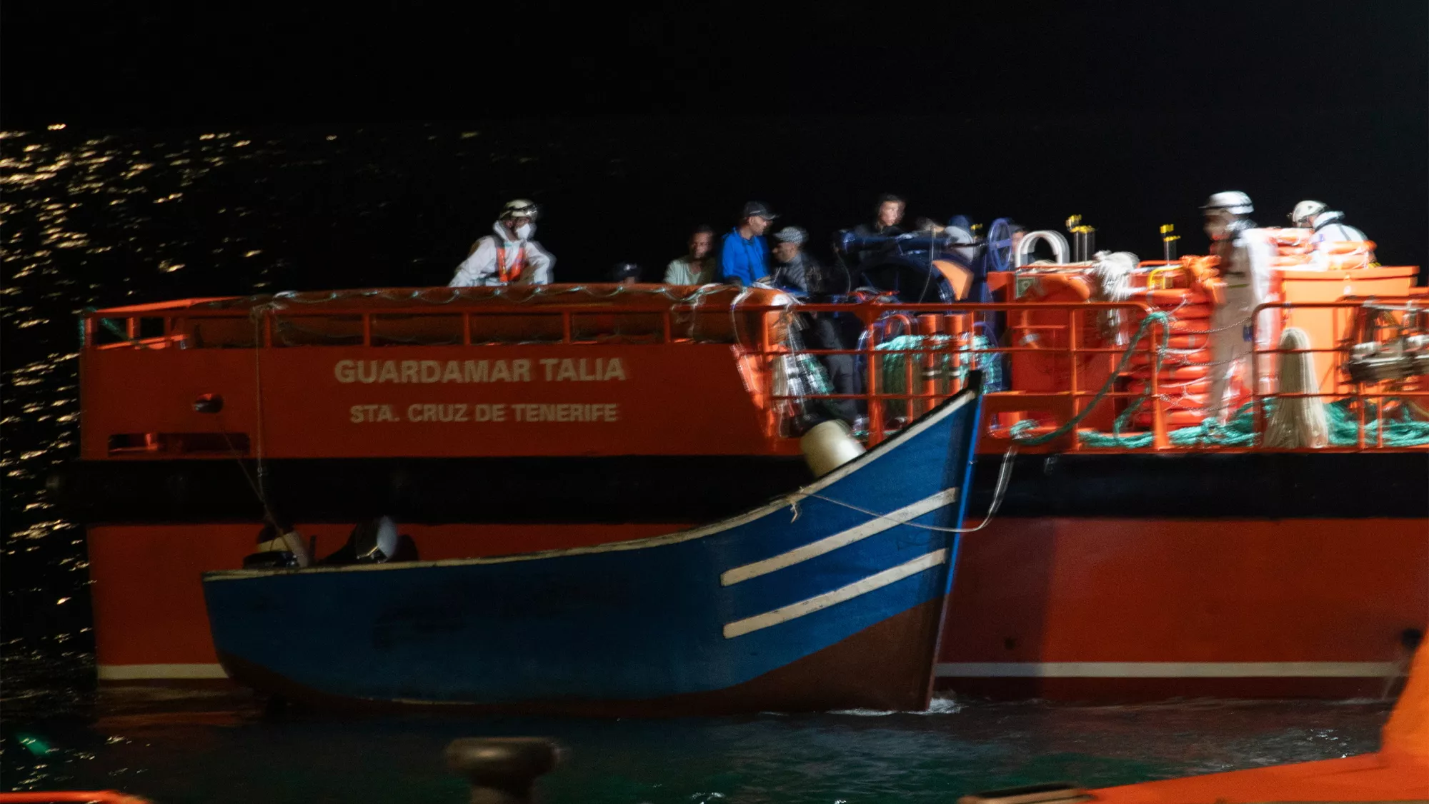 La embarcación rescatada el miércoles por la noche se encontraba  ala deriva tras tratar de llegar a Lanzarote desde Marruecos / EFE - ADRIEL PERDOMO