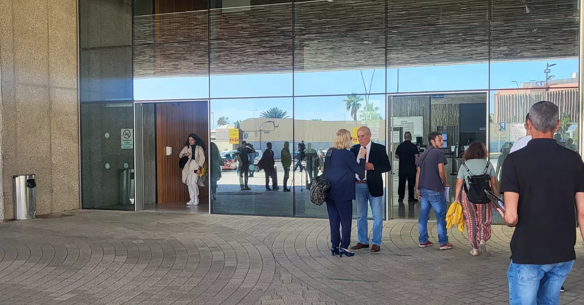 Dimás Martín en la entrada de la Ciudad de la Justicia cuando se suspendió el juciio del 'caso Jable'. / ATLÁNTICO HOY