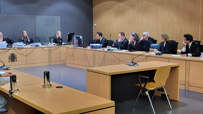 El fiscal Javier Ródenas (c) se dirige a la sala en el juicio suspendido en abril. / ATLÁNTICO HOY