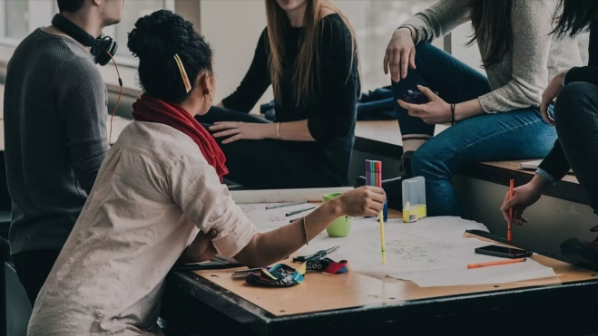 Grupo de jóvenes en una sesión de trabajo./ PIXABAY