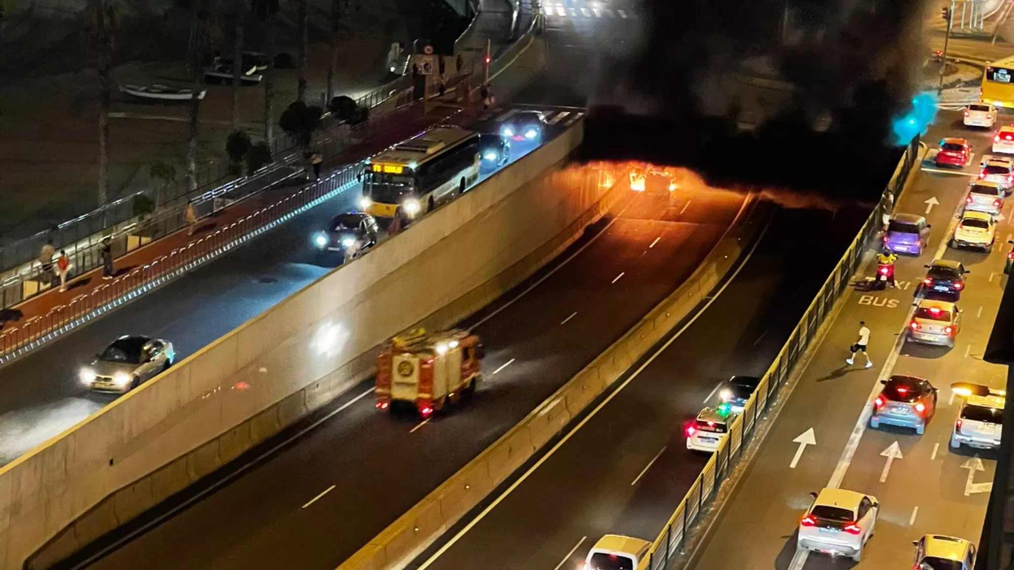 Dos vehículos colisionaron en el paso subterráneo Torre Las Palmas y acabaron calcinados  / CEDIDA