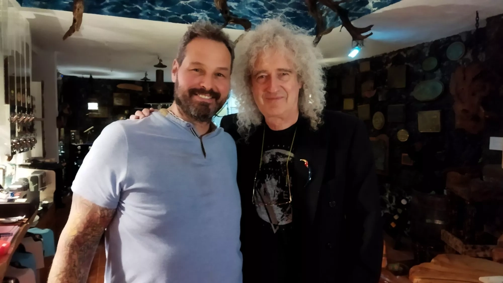 Davide Nahmias (izquierda) junto a Brian May (derecha), histórico guitarrista de Queen, en el Hotelito Punta Grande./ DAVIDE NAHMIAS