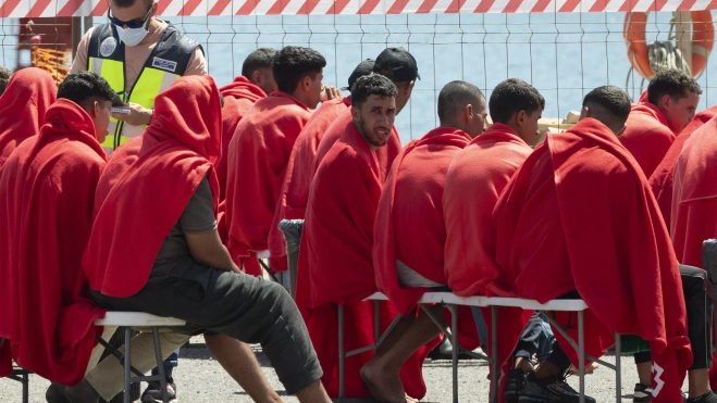 Varias personas de origen magrebí rescatadas en aguas cercanas a Canarias. / ADRIEL PERDOMO-EFE