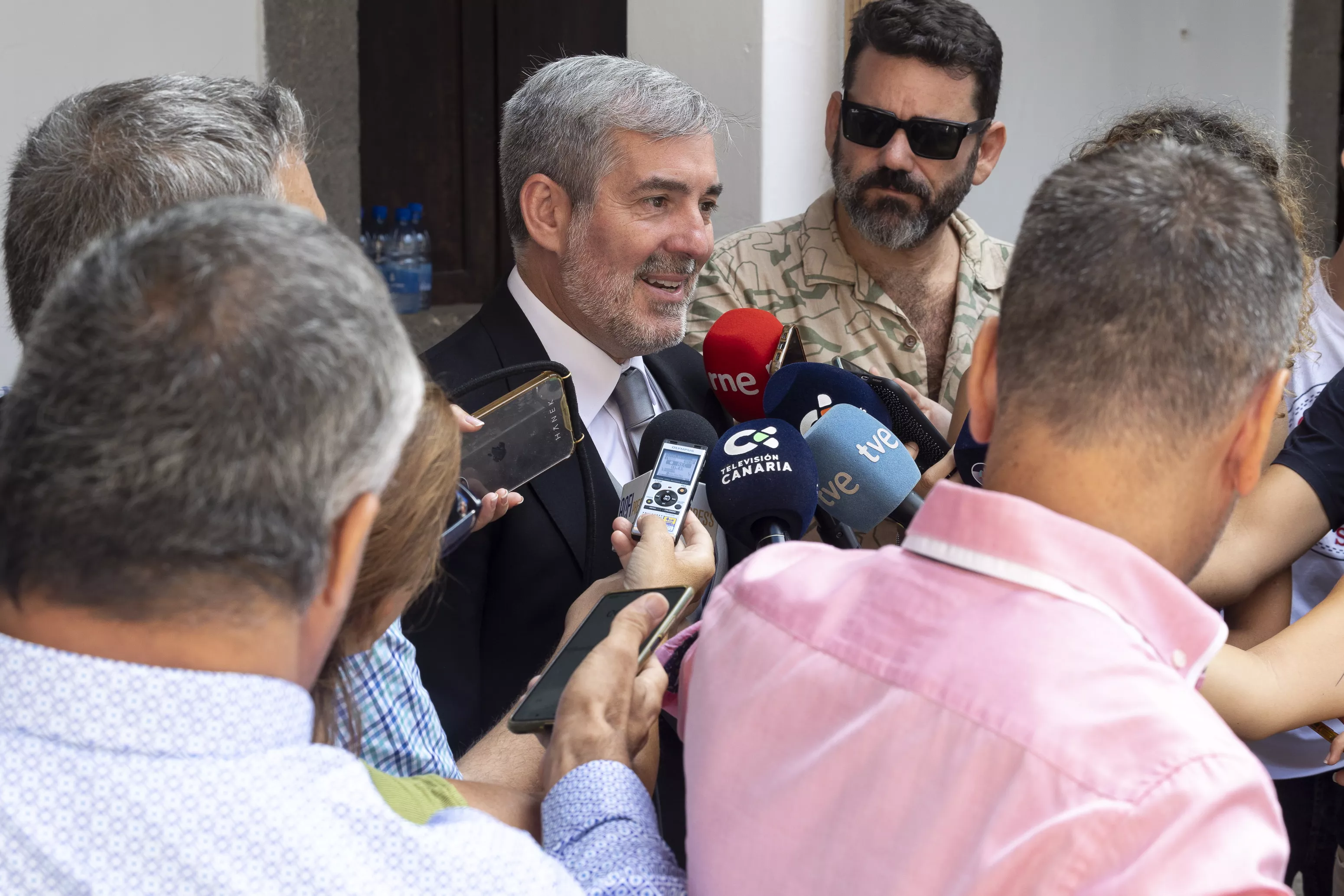 El presidente de Canarias, Fernando Clavijo, asiste en Teror a la celebración del día de la Virgen del Pino, patrona de Gran Canaria. / QUIQUE CURBELO-EFE