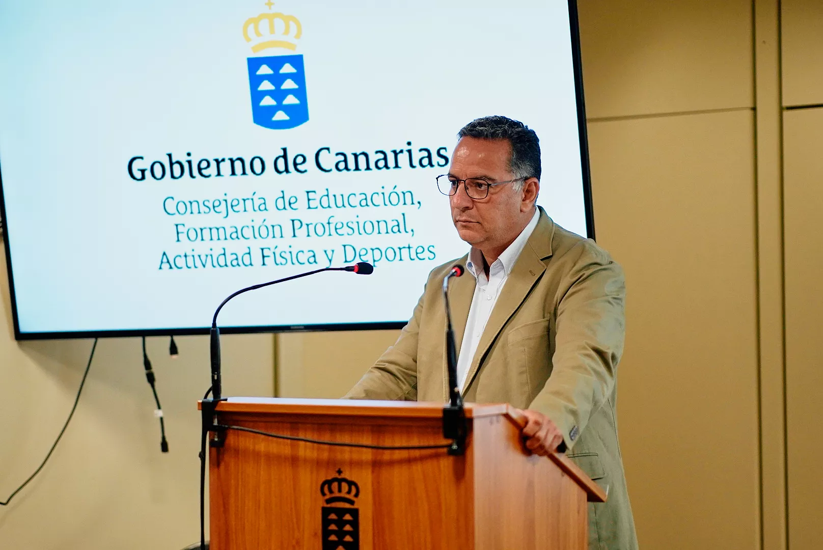 El consejero de Educación del Gobierno de Canarias, Poli Suárez, en rueda de prensa. / GOBIERNO DE CANARIAS
