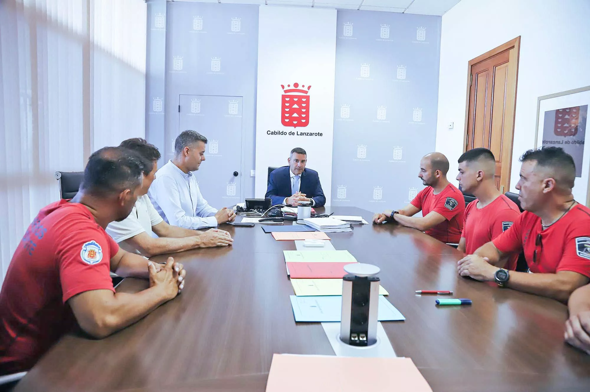 Bomberos en una reunión con el Cabildo de Lanzarote. / CEDIDA