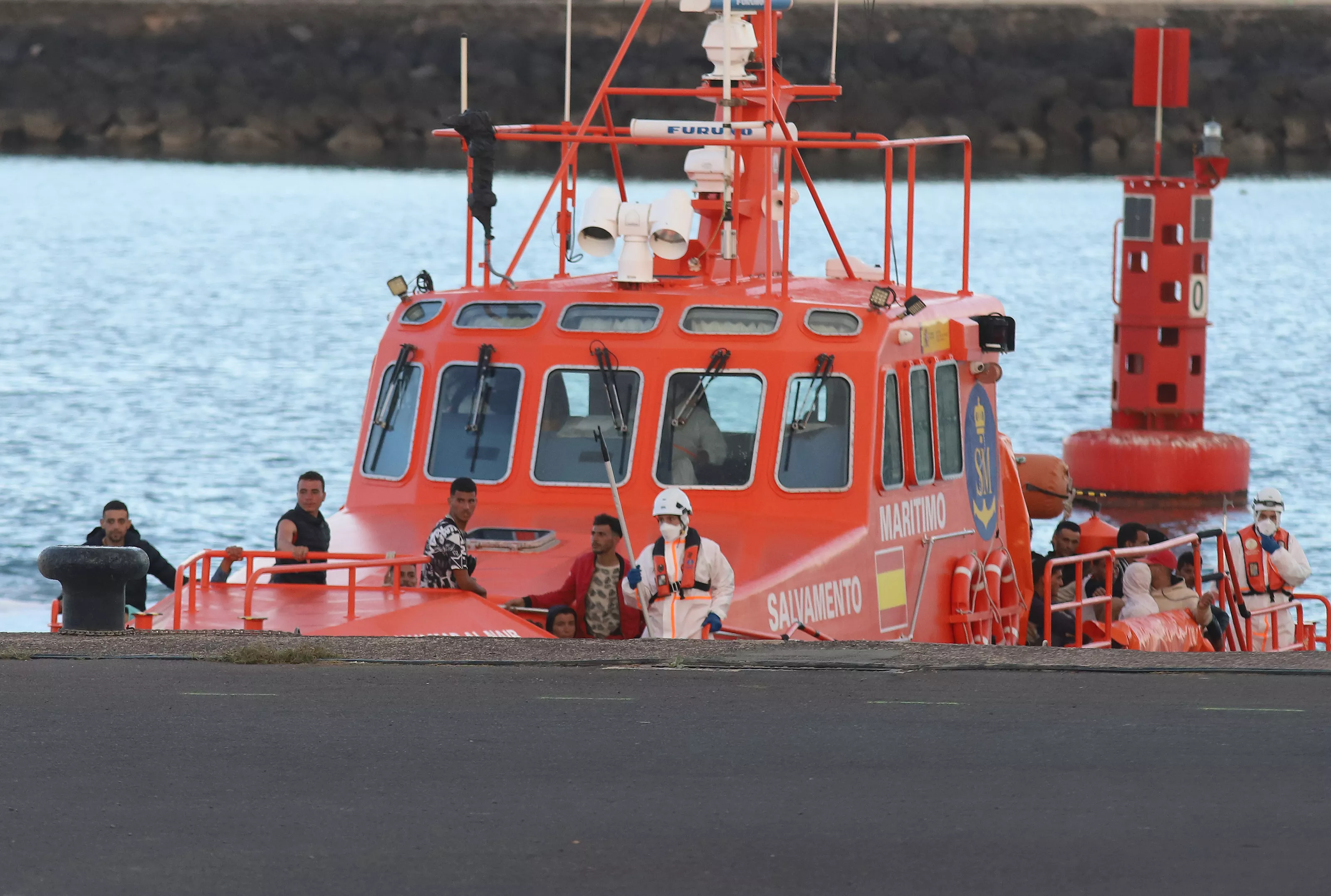 Llegada a Canarias de un grupo de hombres y mujeres de origen magrebí y subsahariano rescatados a unos 24 kilómetros de Lanzarote. / ADRIEL PERDOMO-EFE