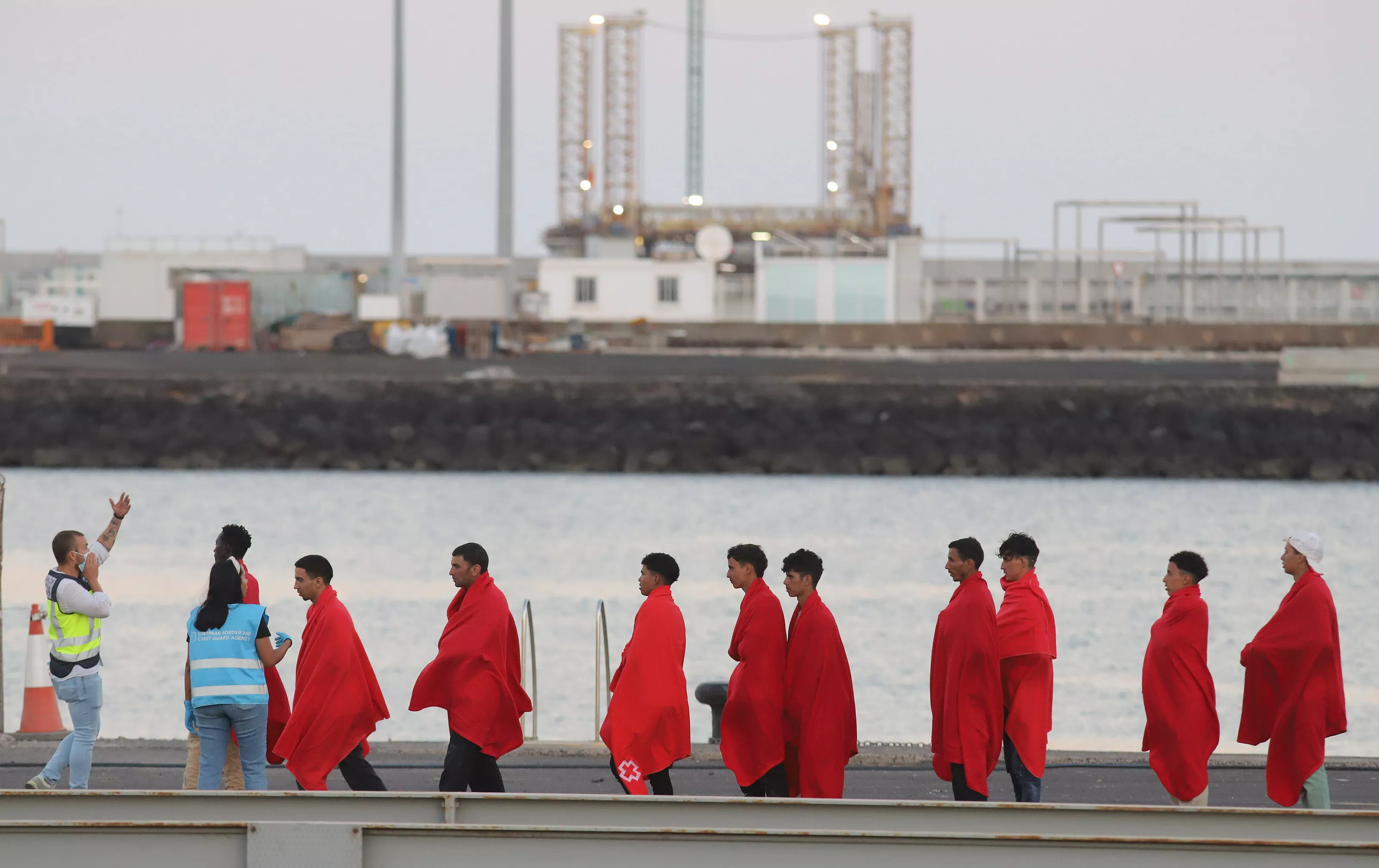 Imagen de archivo de la llegada al puerto de Arrecife de un grupo de migrantes / ADRIEL PERDOMO-EFE Imagen de archivo de la llegada al puerto de Arrecife de un grupo de migrantes / ADRIEL PERDOMO-EFE