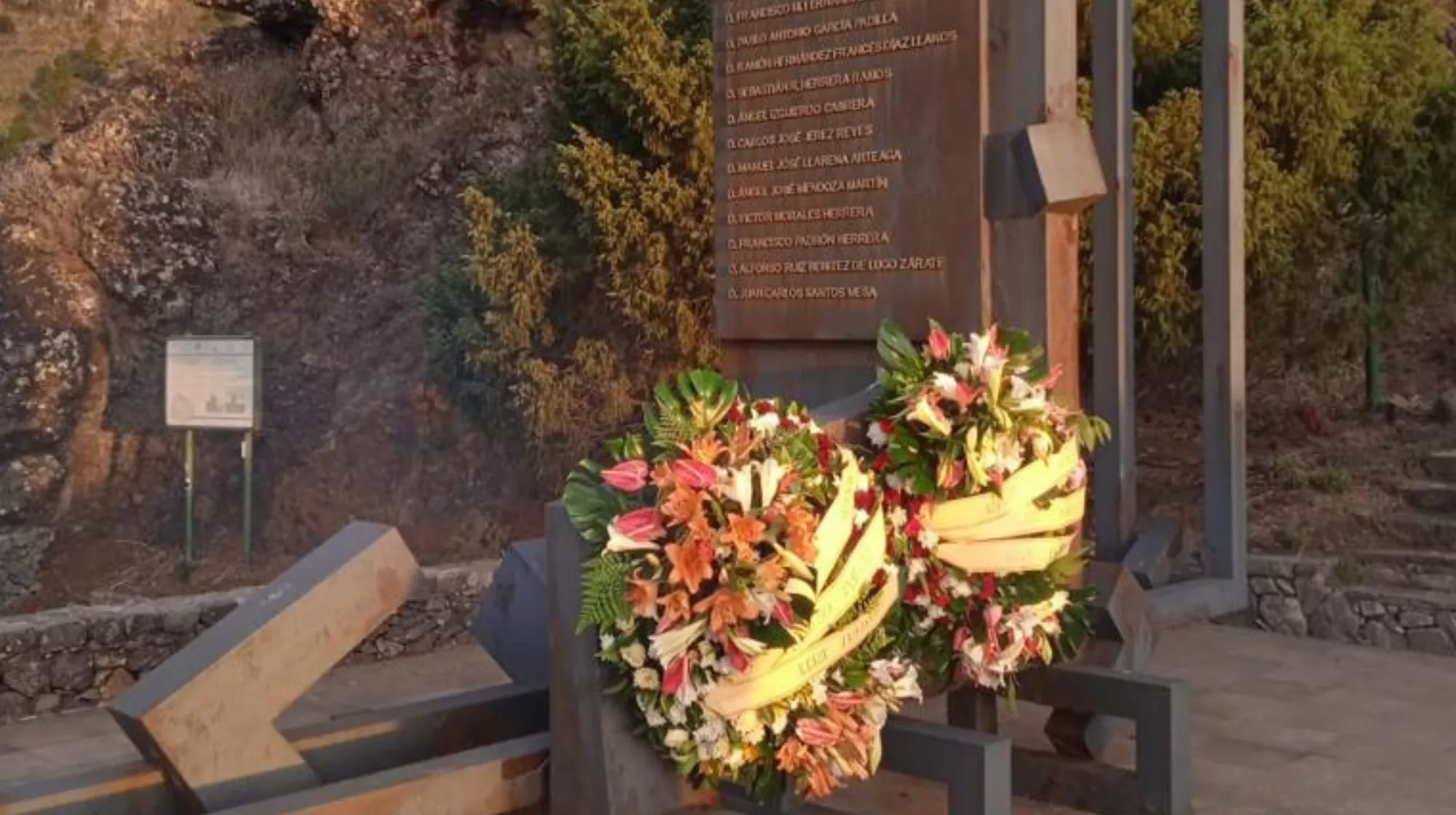 Monumento en el Roque Agando en memoria de los veinte fallecidos en el incendio de La Gomera de 1984./ CEDIDA