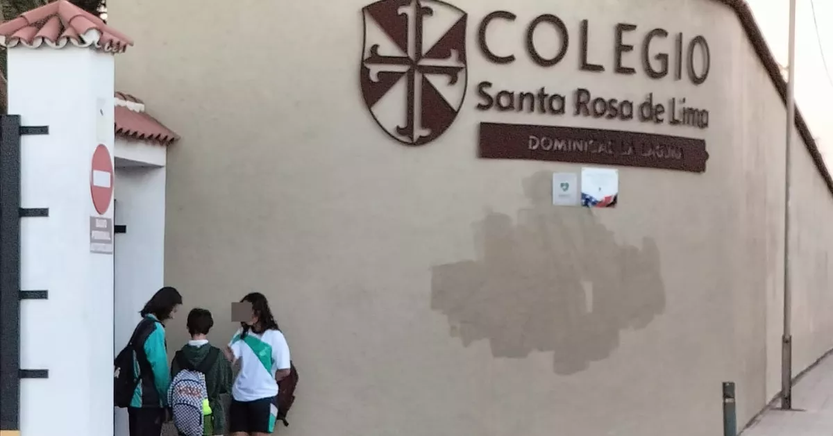 Entrada al colegio Santa Rosa de Lima, en La Laguna./ AH