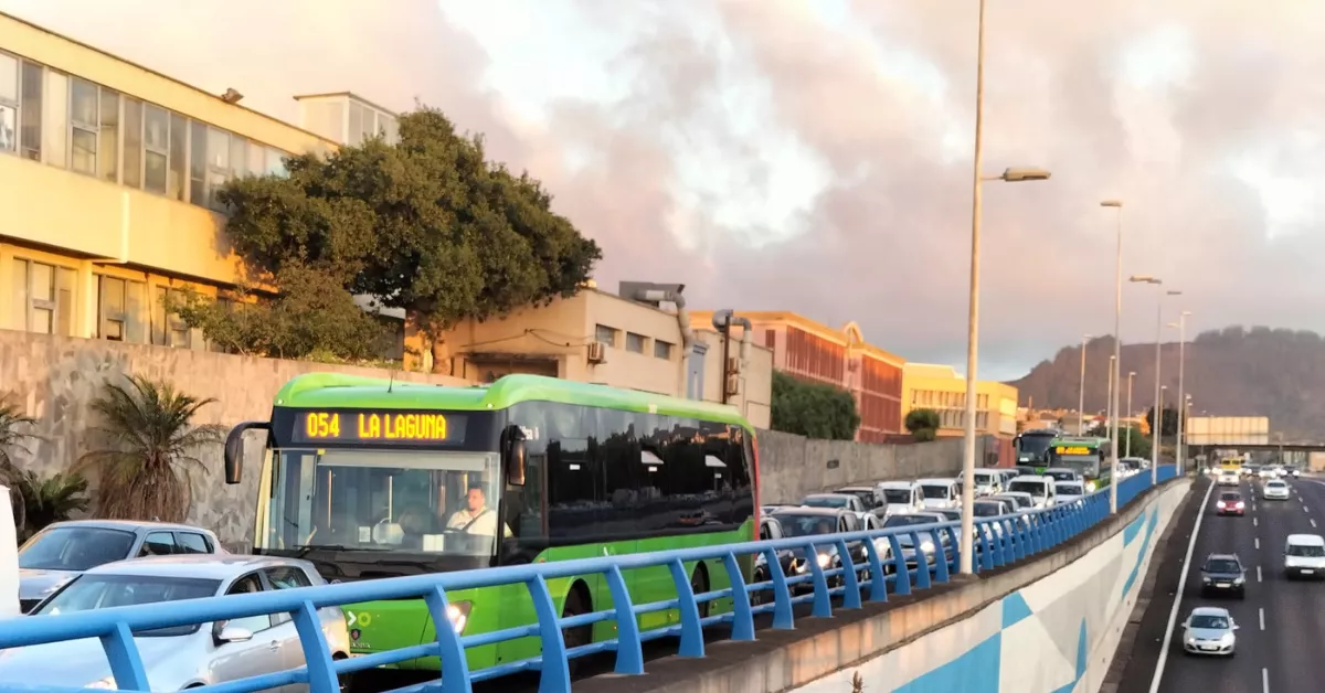 Colapso en el acceso a la rotonda de Padre Anchieta mientras la TF-5 fluye con normalidad./ AH