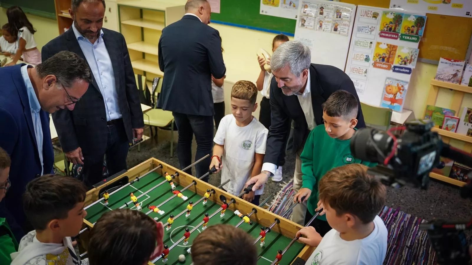 El presidente del Gobierno de Canarias, Fernando Clavijo, inicia el curso escolar junto al consejero regional de Educación, Poli Suárez, en Moya./ CEDIDA