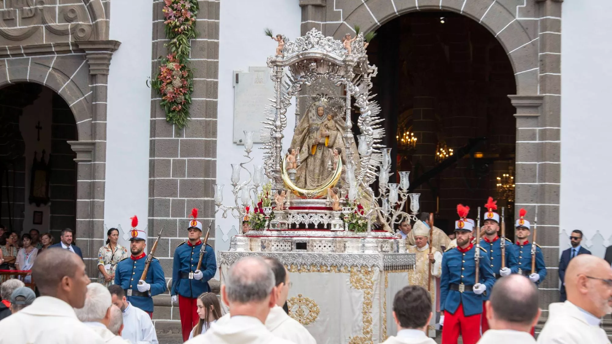 La Virgen del Pino a la salida de la Basílica / AYUNTAMIENTO DE TEROR