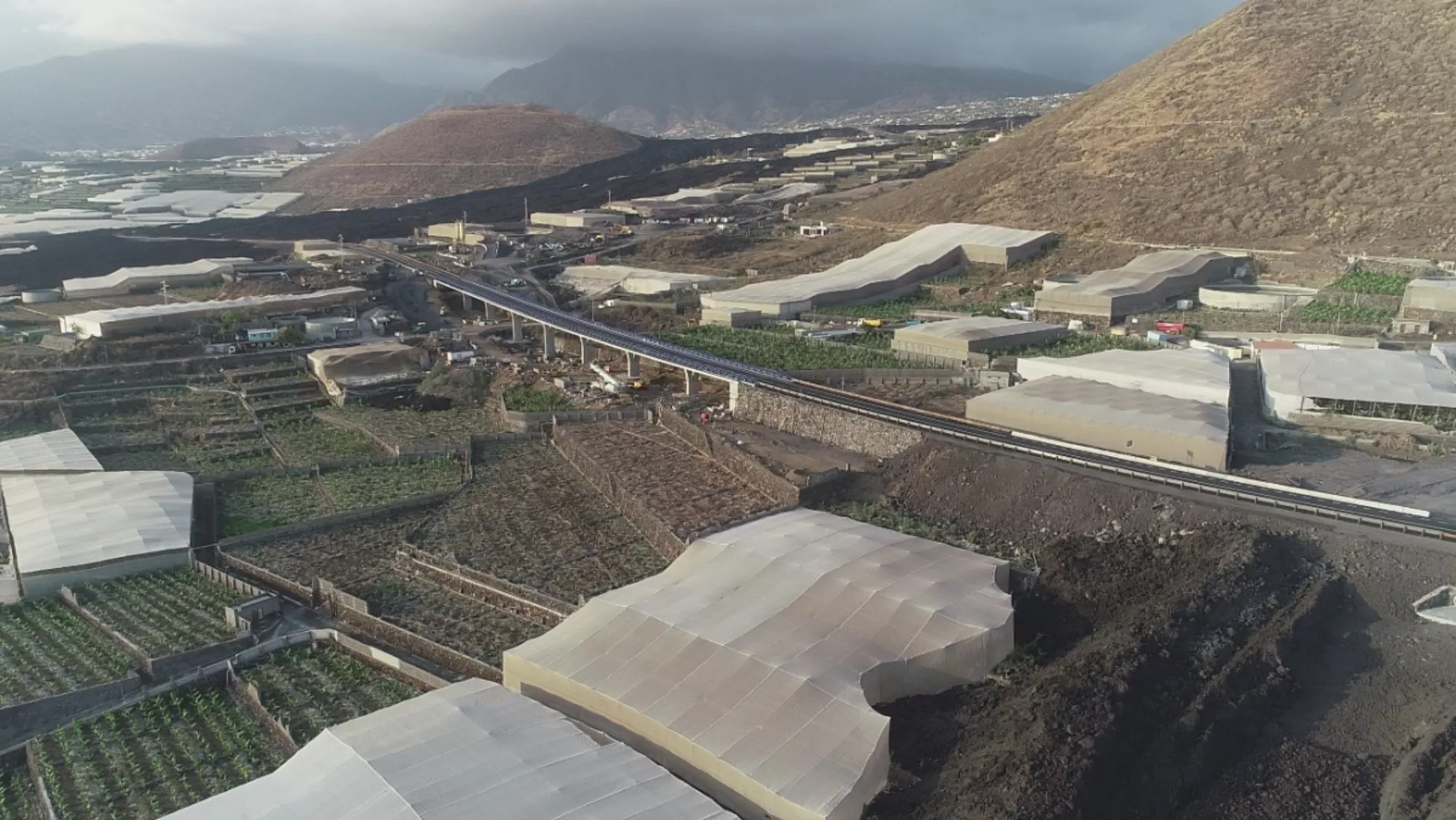 Carretera que conecta las carreteras LP-213 y LP-215 en La Palma tras la erupción del volcán en 2021./ MITMA