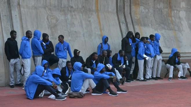Grupo de migrantes trasladados este lunes desde El Hierro hasta Tenerife. / GELMERT FINOL-EFE
