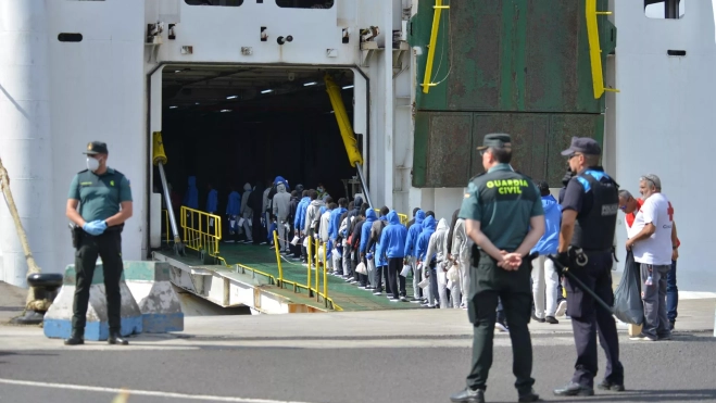 313 migrantes que habían llegado en cayucos a El Hierro fueron trasladados este lunes a Tenerife a bordo de un buque de Naviera Armas. / GELMERT FINOL-EFE 313 migrantes que habían llegado en cayucos a El Hierro fueron trasladados este lunes a Tenerife a bordo de un buque de Naviera Armas. / GELMERT FINOL-EFE