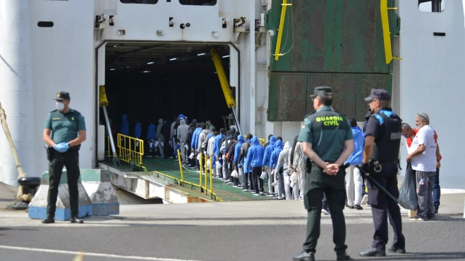 313 migrantes que habían llegado en cayucos a El Hierro fueron trasladados este lunes a Tenerife a bordo de un buque de Naviera Armas. / GELMERT FINOL-EFE