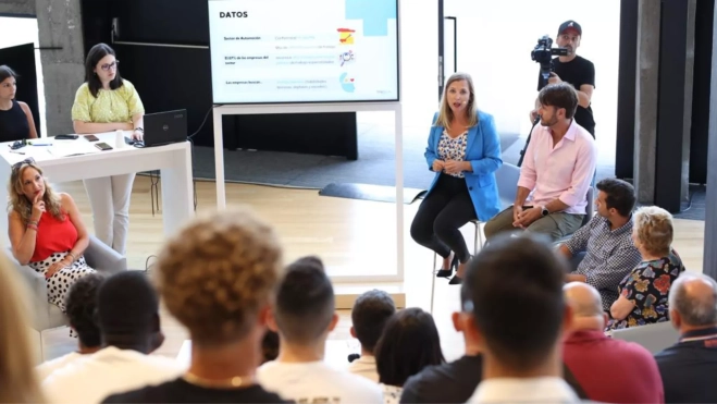 Estudiante de Automoción y representantes de la Fundación Sergio Alonso / FUNDACIÓN SERGIO ALONSO