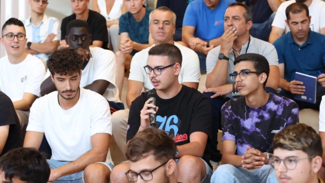 Estudiante de Automoción y representantes de la Fundación Sergio Alonso / FUNDACIÓN SERGIO ALONSO