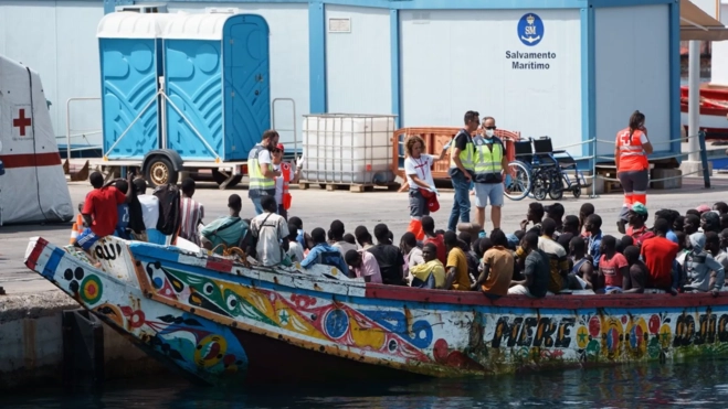 Una embarcación con 157 personas migrantes a bordo, a su llegada este martes al puerto de Los Cristianos / EFE - RAMÓN DE LA ROCHA