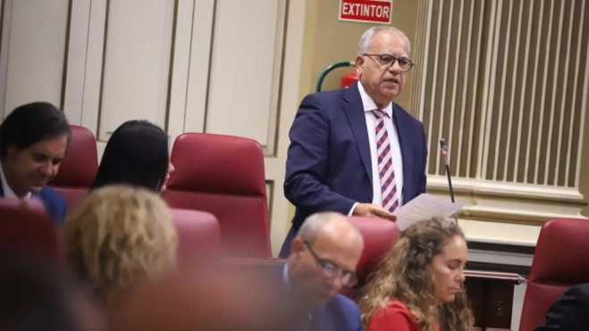 El portavoz de la Agrupación Socialista Gomera (ASG), Casimiro Curbelo, durante el pleno del Parlamento de Canarias. ASG