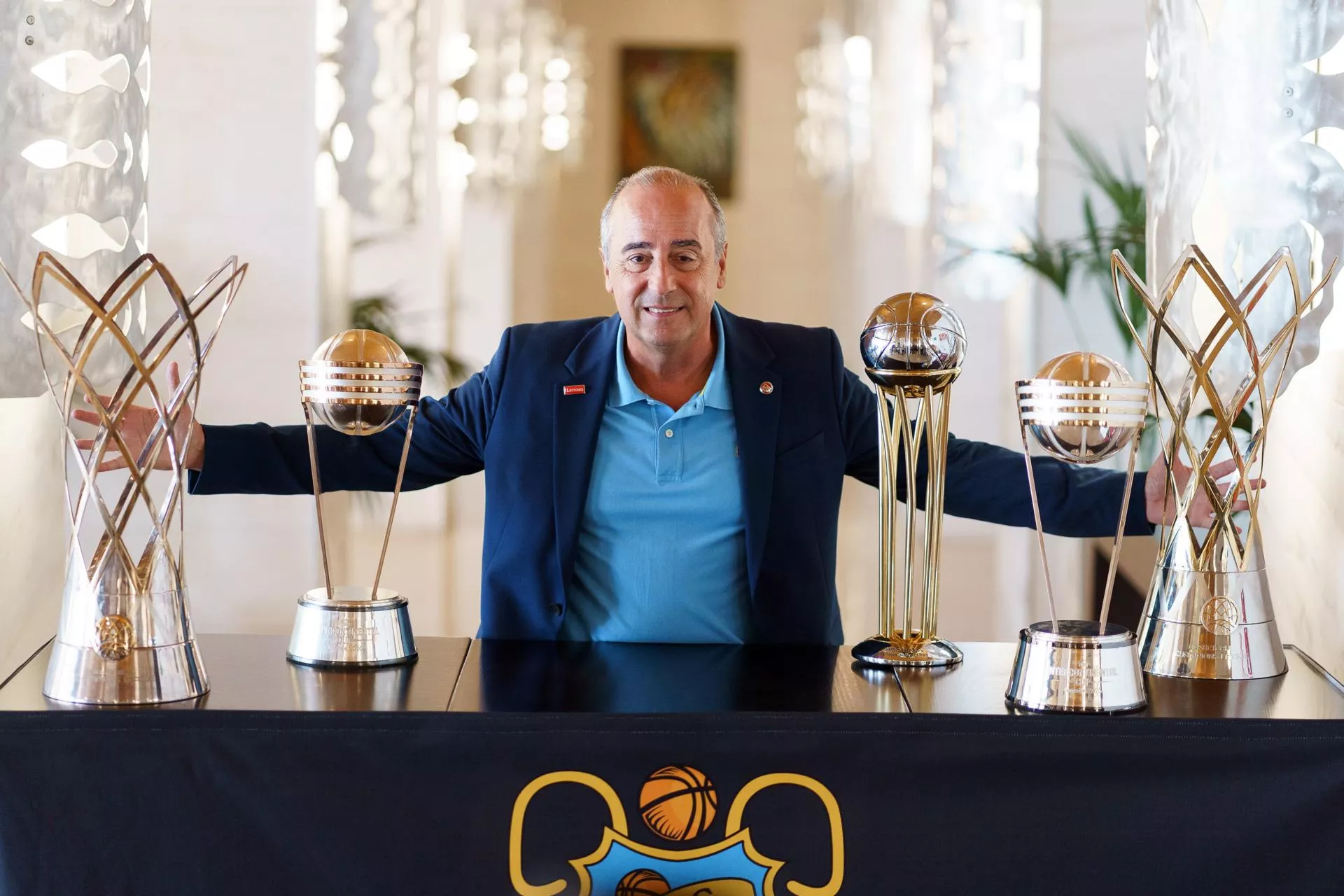 Vidorreta con las dos Champions, las dos Intercontinentales y el trofeo de subcampeón de Copa del Rey que ha conquistado como entrenador del CB Canarias./ EFE.