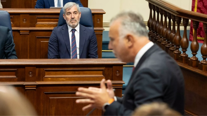 Fernando Clavijo y Ángel Víctor Torres en la sesión del Parlamento / EFE - MIGUEL BARRETO