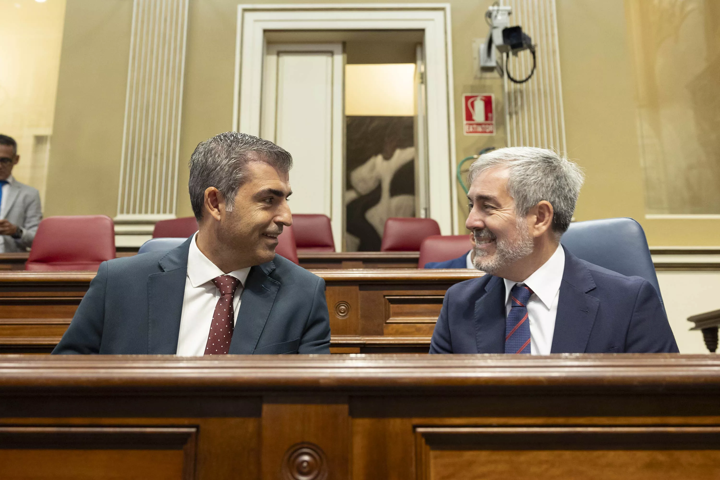 Manuel Domínguez (PP) y Fernando Clavijo (CC), sonrientes, mostraron la buena salud del pacto de Gobierno en el pleno de este martes en el Parlamento. / MIGUEL BARRETO-EFE