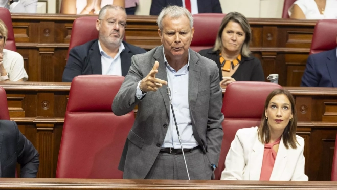 Sebastián Franquis (PSOE), durante una de sus intervenciones en el pleno del Parlamento de este martes. 