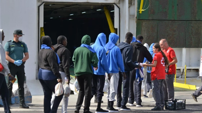 Migrantes trasladados a Tenerife el pasado lunes / EFE – GELMERT FINOL 