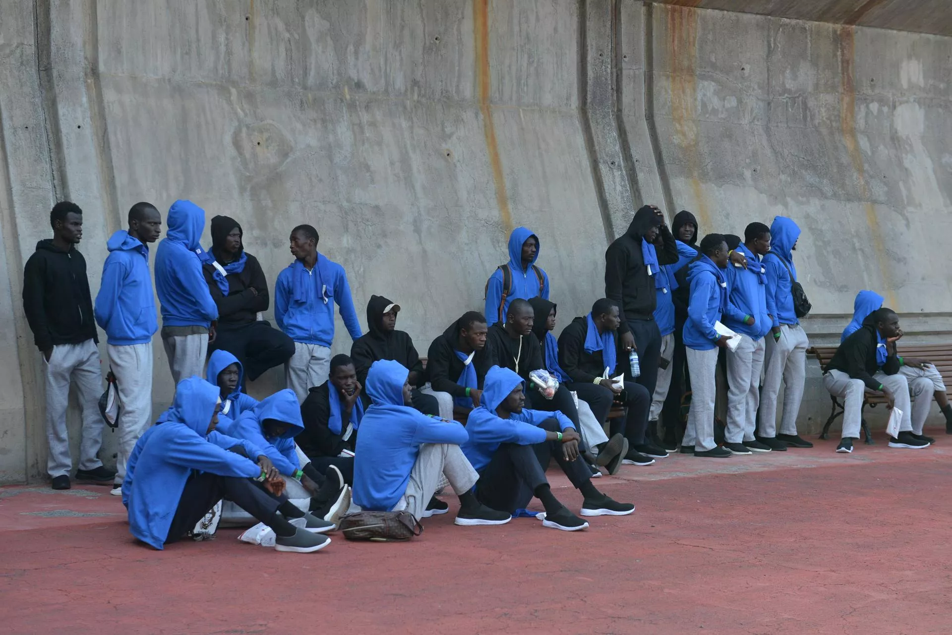 Migrantes en su traslado a Tenerife. / EFE - GELMERT FINOL