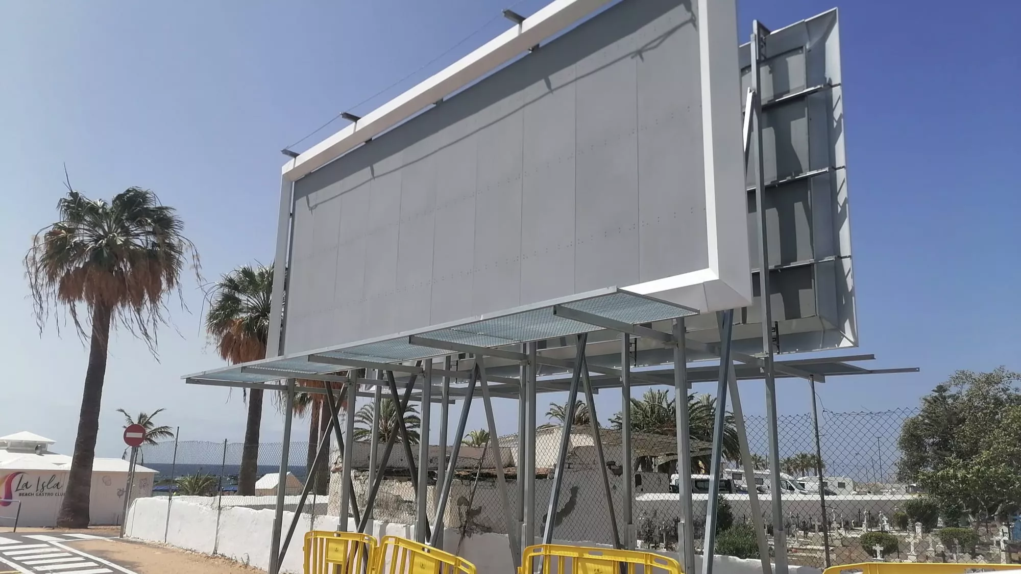 Valla publicitaria junto al cementerio de San Andrés que invade parcialmente la servidumbre de protección de Costas./ CEDIDA