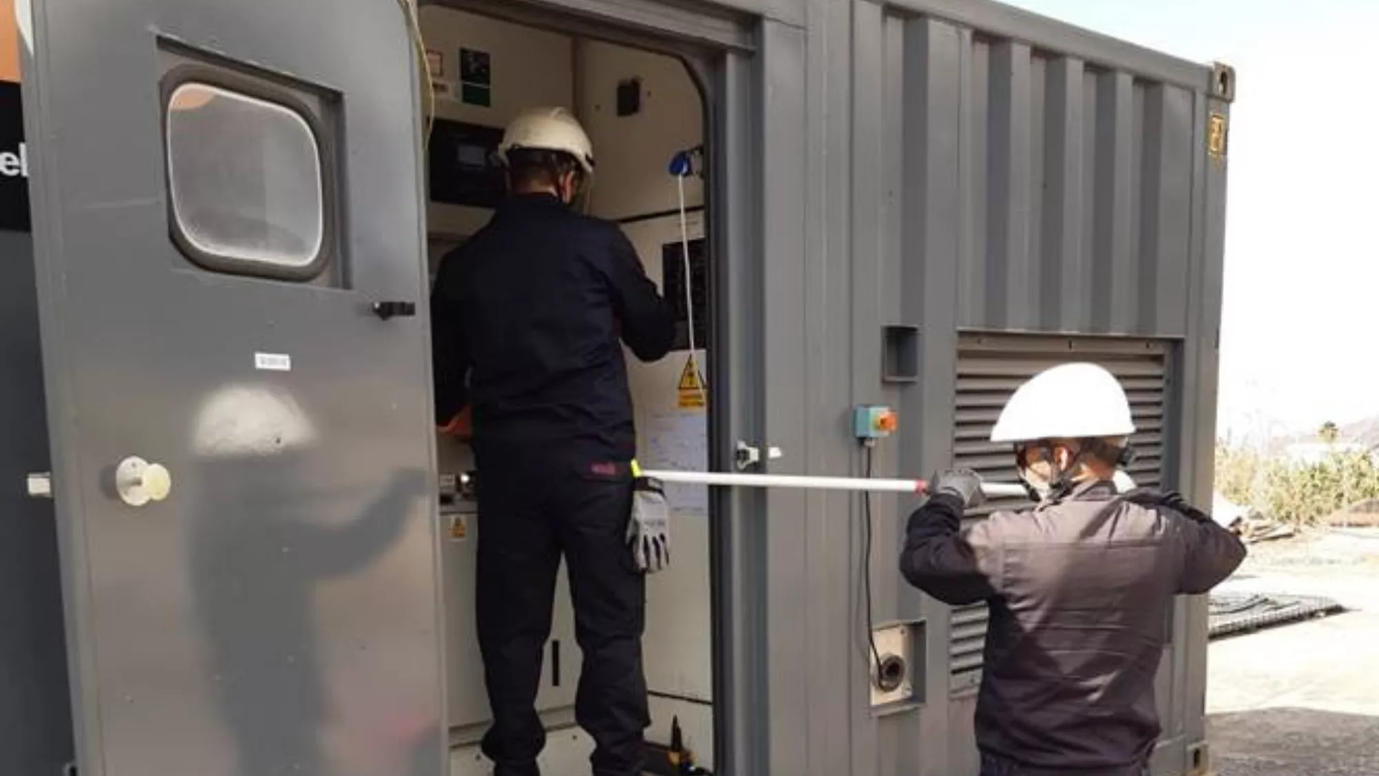 Dos operarios en la central de La Hermosilla. / ENDESA