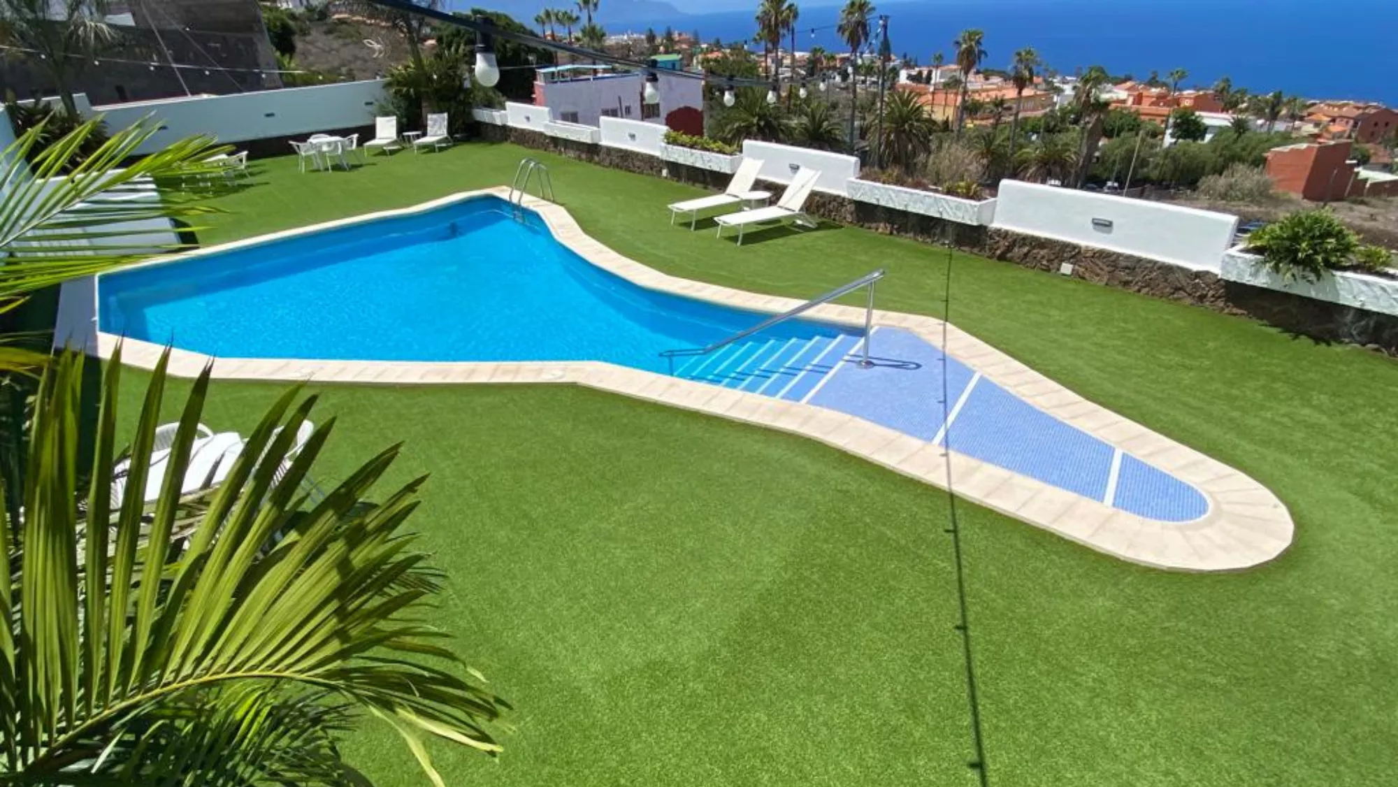 Piscina con forma de Tenerife en los apartamentos de Bodegas Linaje del Pago./ CEDIDA