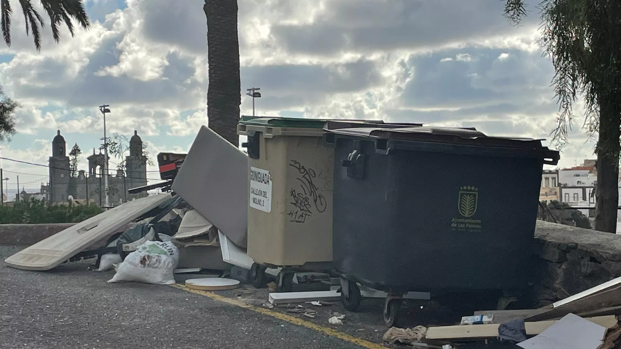 Escombros en la entrada al Guiniguada. / AH