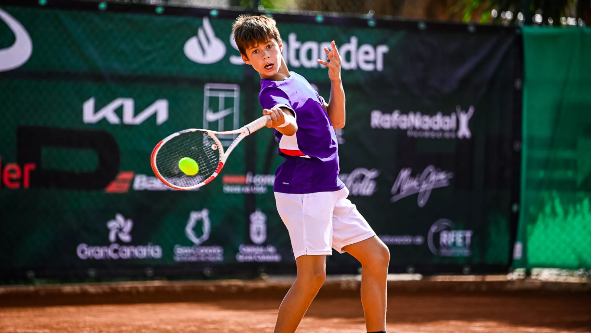 Jaime Alcaraz devuelve la pelota en su debut en el Rafa Nadal Tour by Santander 2023 de Gran Canaria. / AH